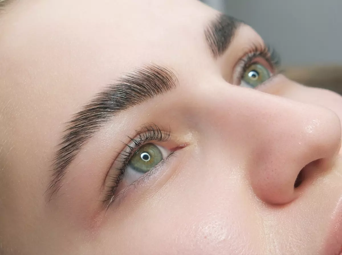 Wimpern- und/oder Augenbrauen-Lifiting inkl. Färben für 1 Person