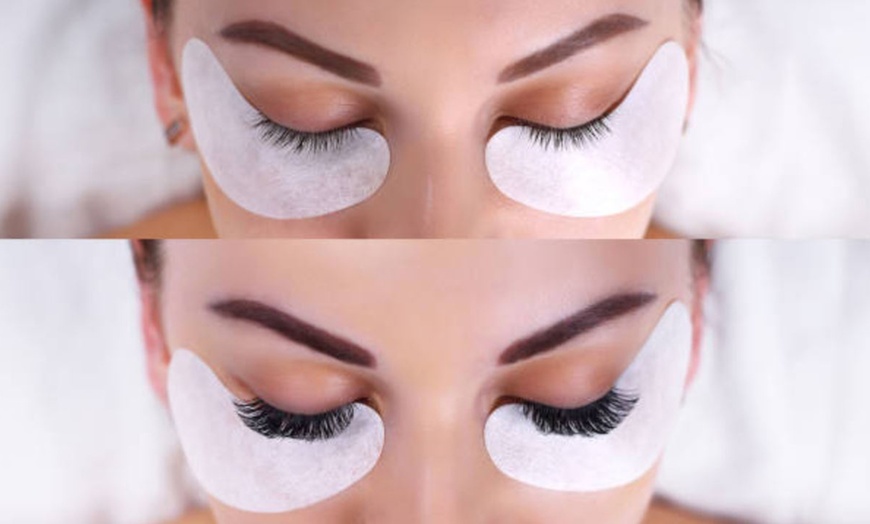 Image 6: Mirada a punto: lifting y tinte, extensiones, laminado de cejas y más