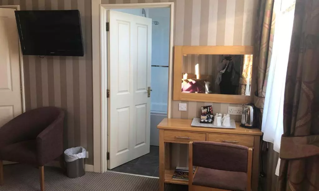 Swinscoe: 2-Night Stay with Breakfast and Optional Dinner