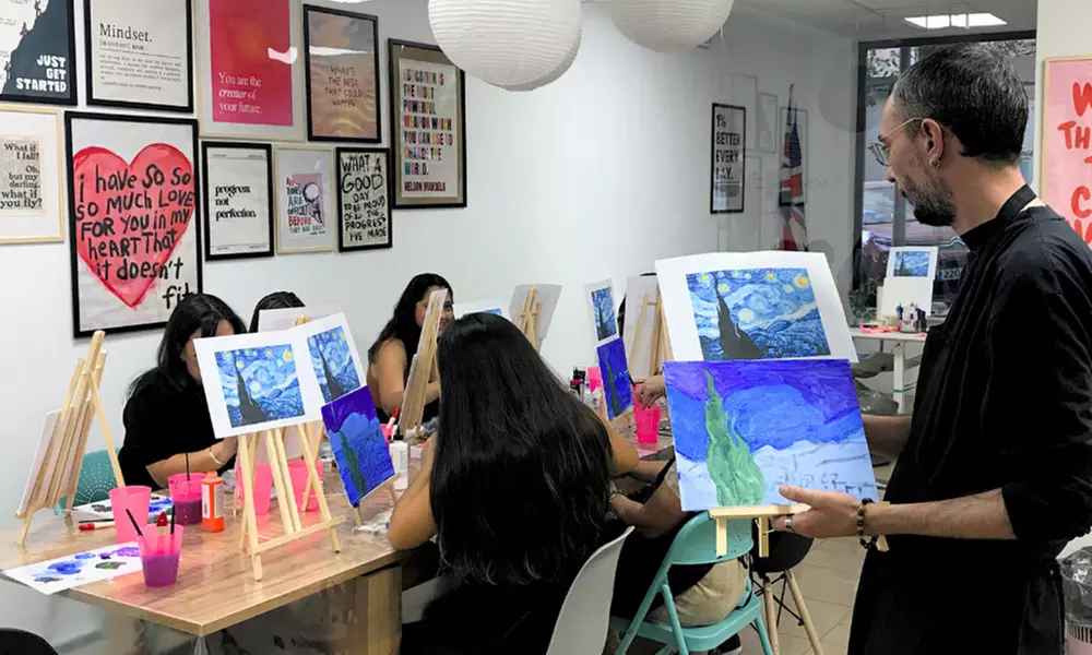 Taller de pintura con vino y chuches ilimitadas para 1 o 2 personas