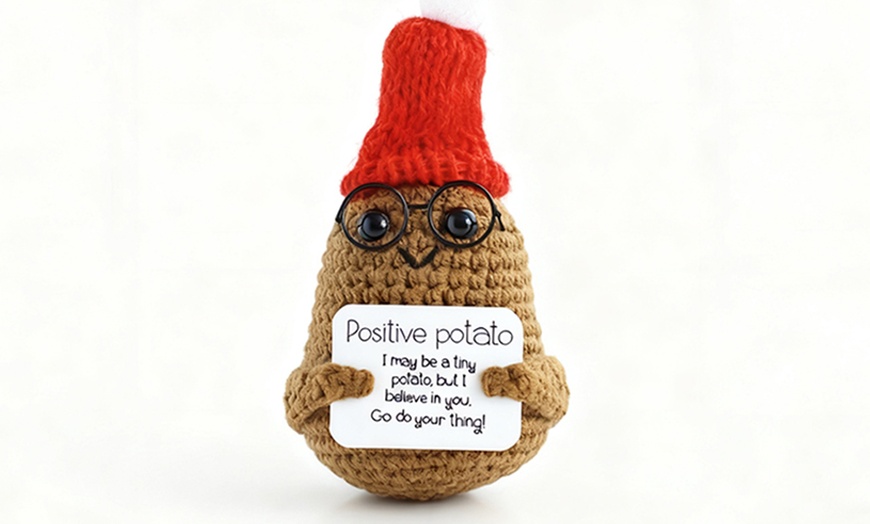 Image 4: Ornamento tascabile di supporto a forma di bambola lavorata a maglia