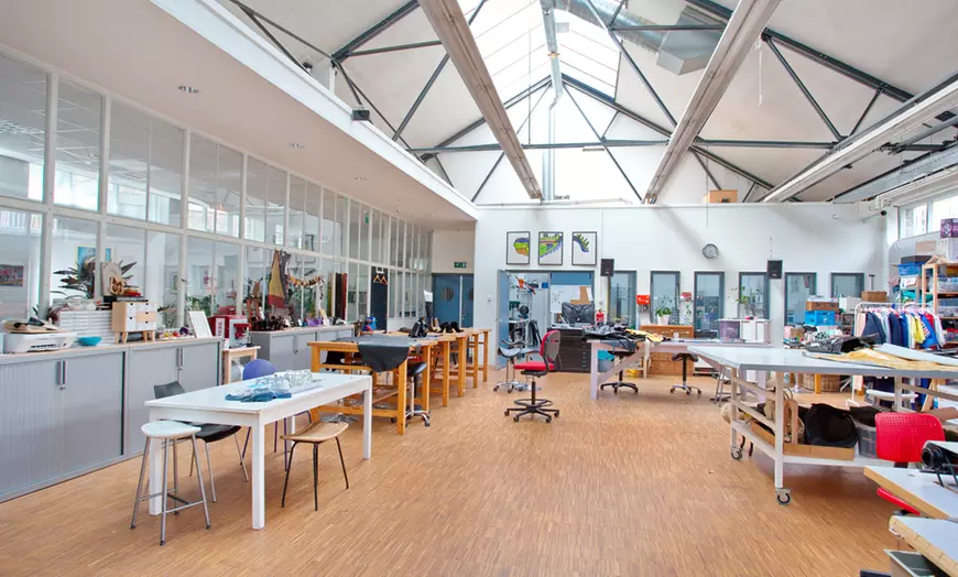 Image 1: Maak je eigen leren tas tijdens een creatieve workshop