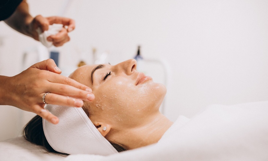 Image 1: 1 o 2 sesiones de radiofrecuencia facial de cara y cuello de 30 min.