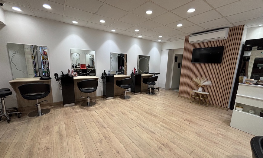 Image 2: Un shampoing, une coupe d’entretien, un brushing et plus encore 