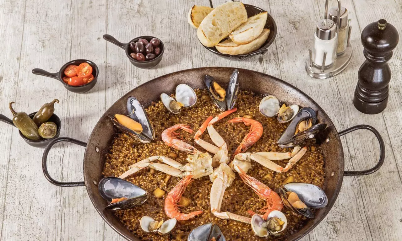 Menú mediterráneo para 2 o 4 con postres y vino con vistas al mar