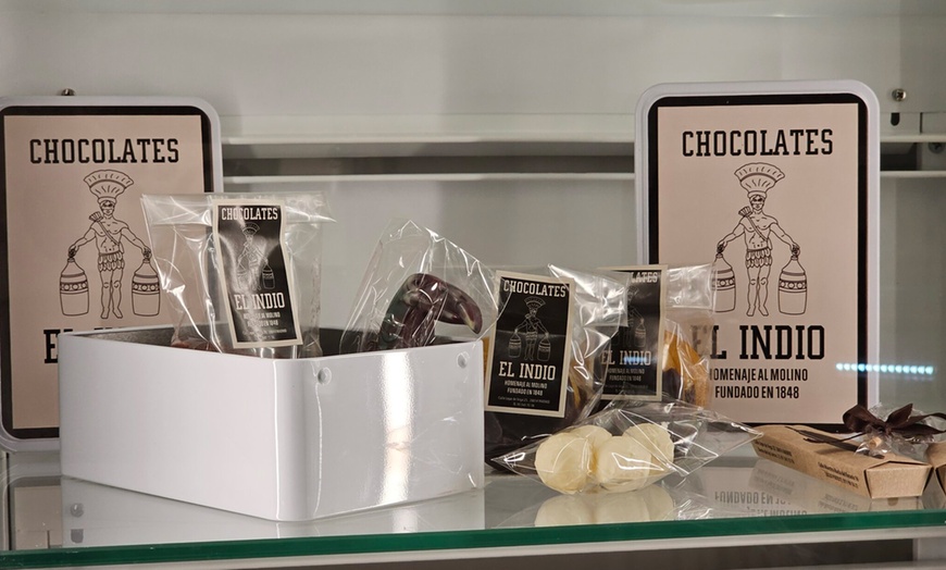 Image 3: Cata guiada de 4 vinos maridados con chocolates para 1, 2 o 4 personas