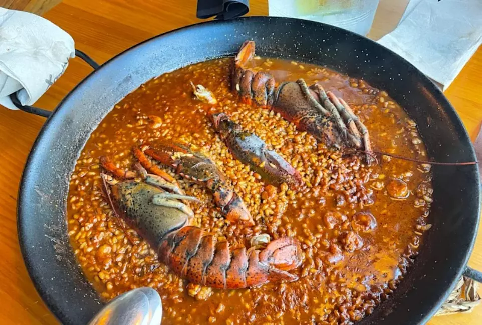 Menú para 2 o 4 con entrantes, principales, postres y bebidas