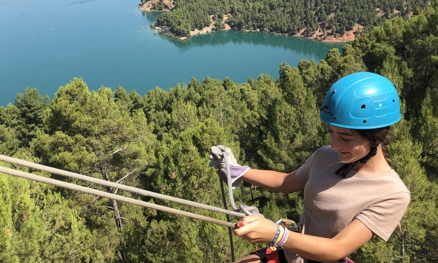 Image 2: Escalada, rappel, tirolina o tiro con arco para hasta 8 personas 