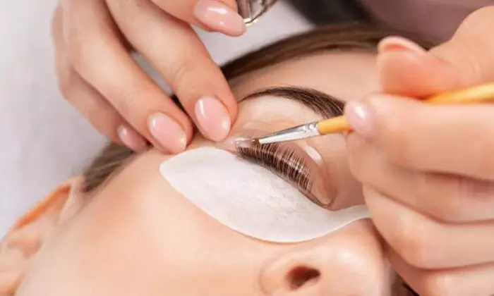 Augenbrauen- und/oder Wimpern-Lifting inkl. Färben für 1 Person