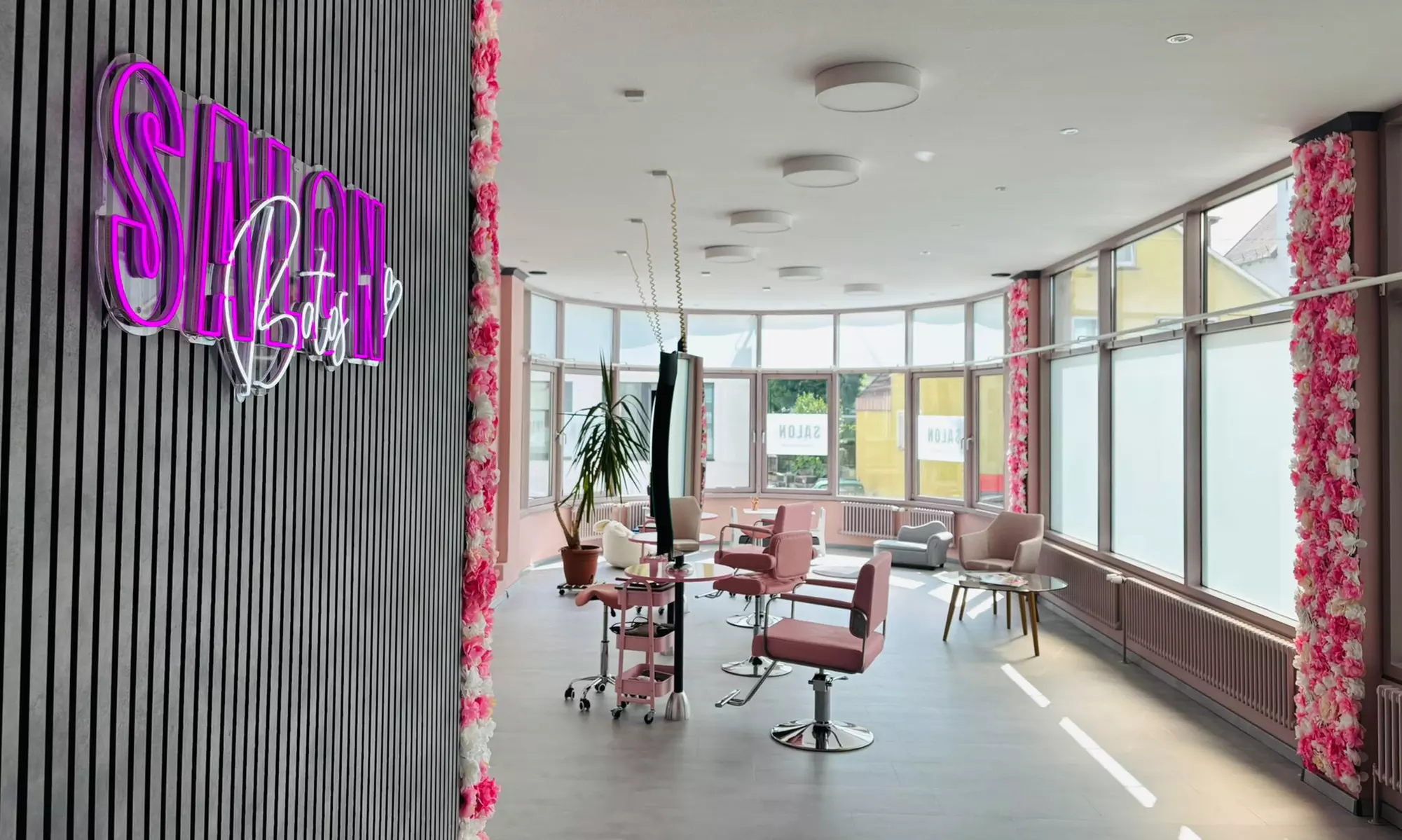 Haarschnitt optional mit Maske, Strähnen, Ansatzfarbe oder Balayage