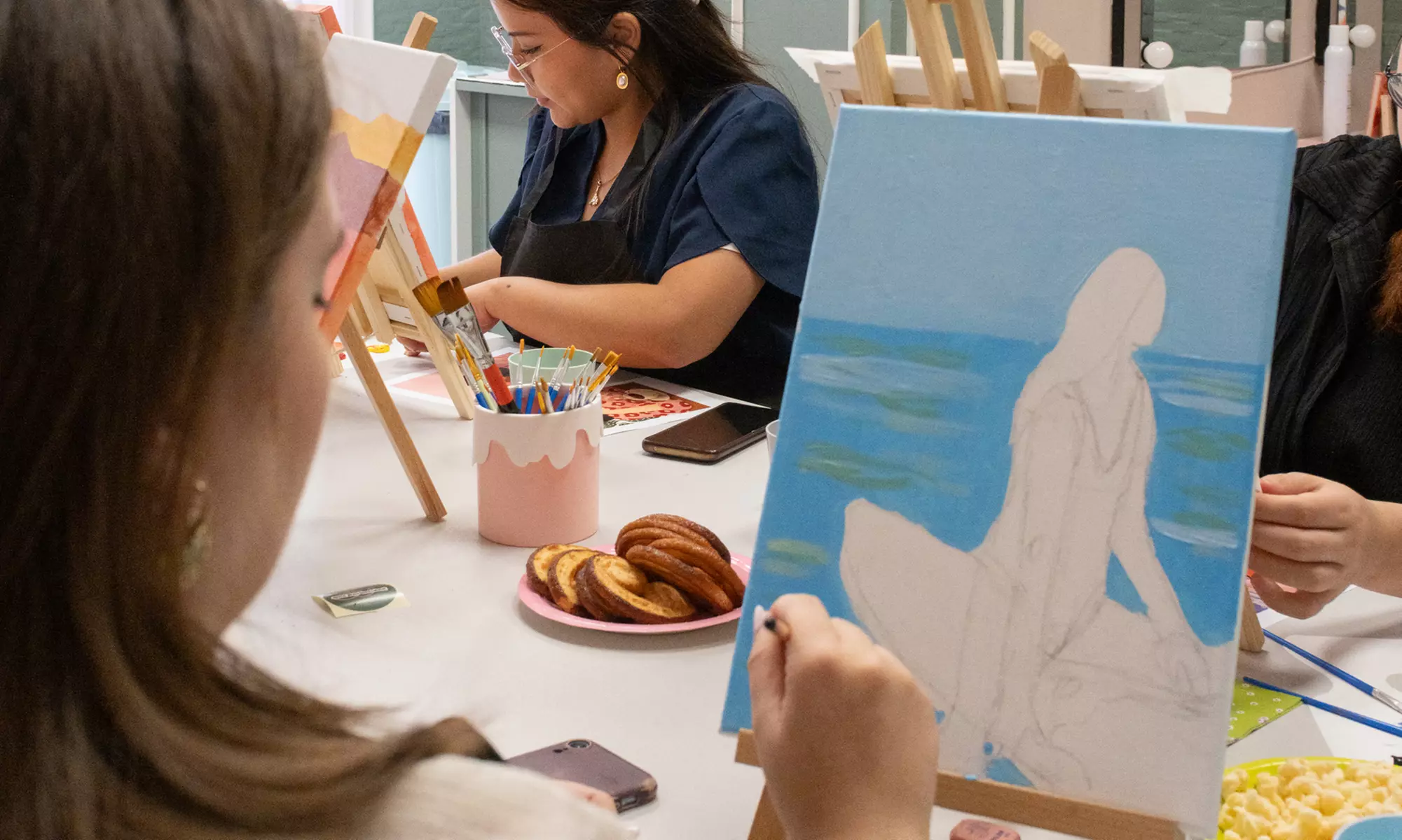 Taller para 1 o 2: pintura de cuadro o tote bag, o clase de maquillaje