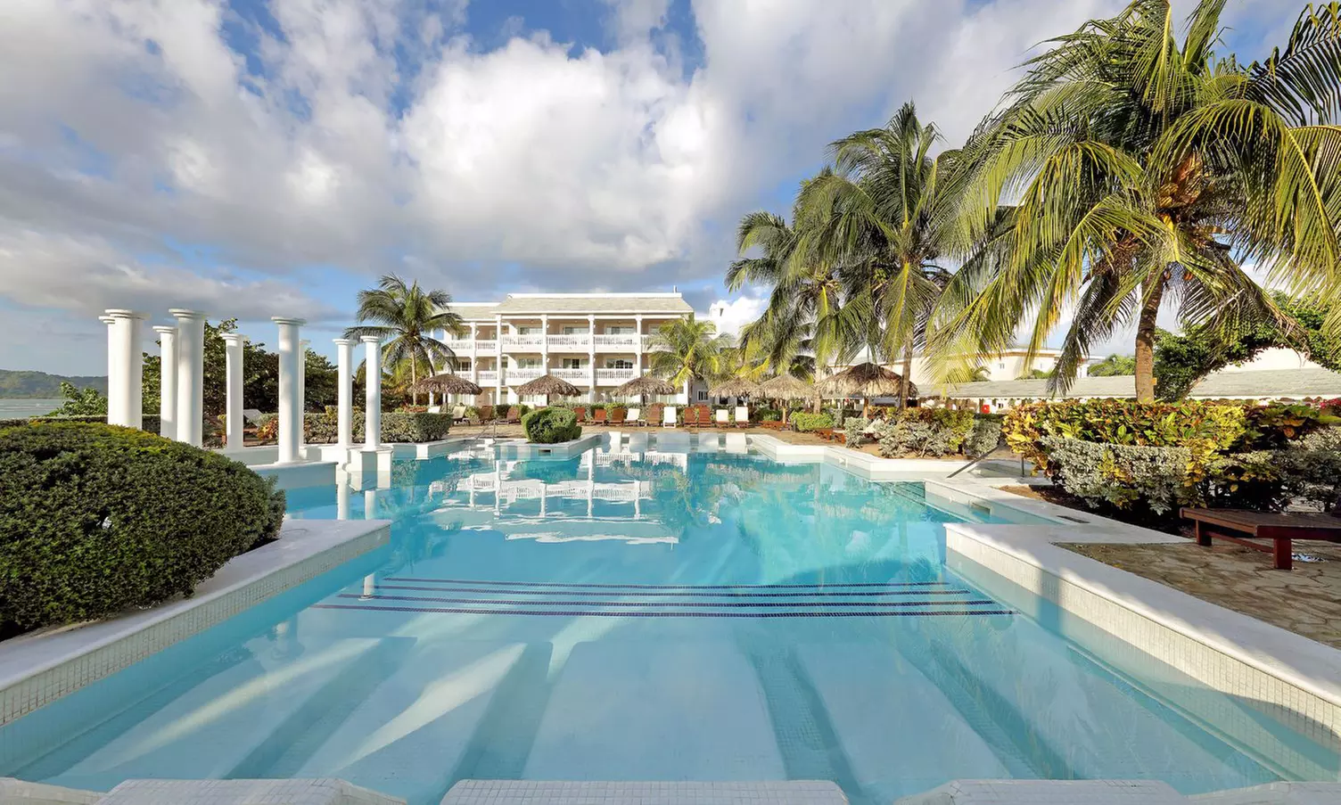 ✈ 4-Night All-Incl Grand Palladium Lady Hamilton Vacation with Air
