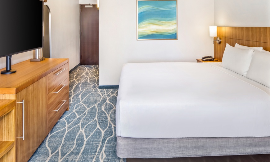 Image 7: Member-Only Deal: Waikiki Hotel w/ free breakfast near Beaches