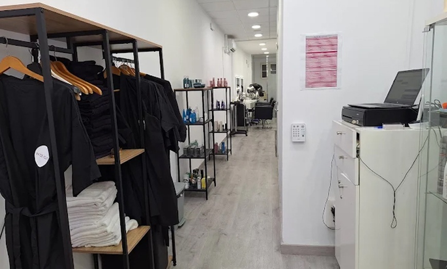 Image 9: Sesión de peluquería con opción a mechas y/o tinte de raíz para 1 