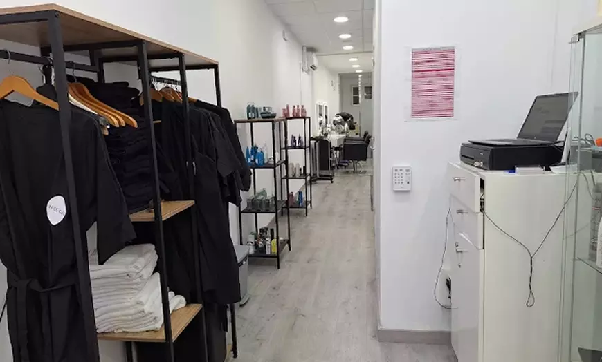 Image 9: Sesión de peluquería con opción a mechas y/o tinte de raíz para 1 