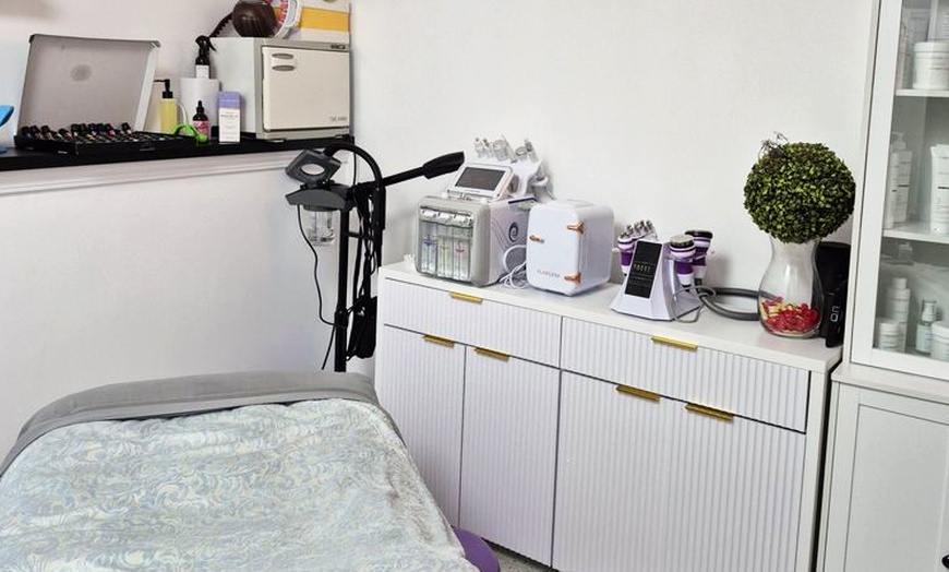 Image 7: 90-Minute 1, 3, or 5 Dubai Signature Luxury Chemical Peel Facials