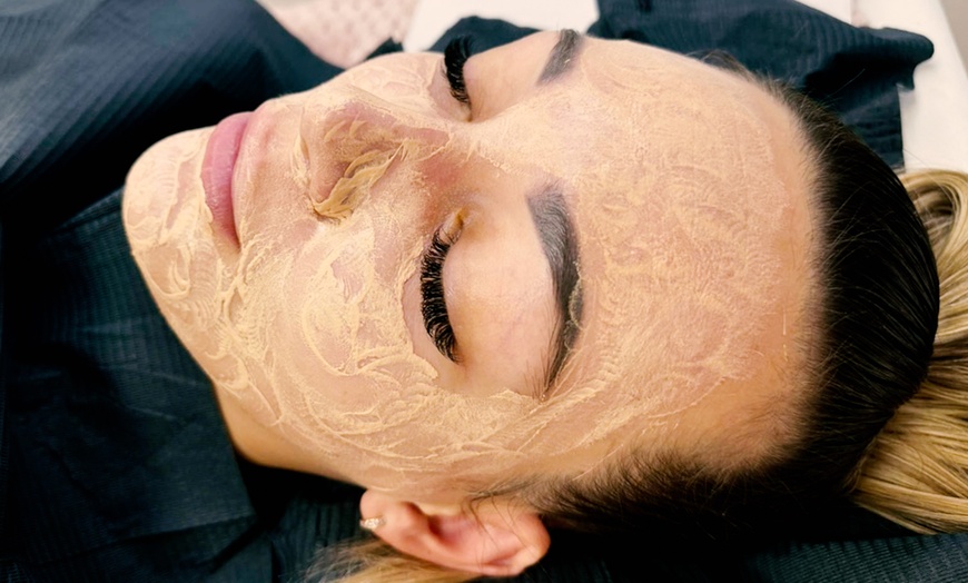 Image 1: Bis zu 3 BB-Glow-Behandlungen für Augenringe oder das Gesicht