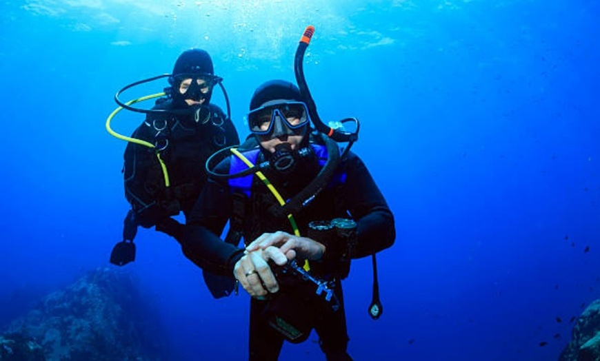 Image 5: Bautismo de buceo en barco hundido para 1 o 2 personas con fotos