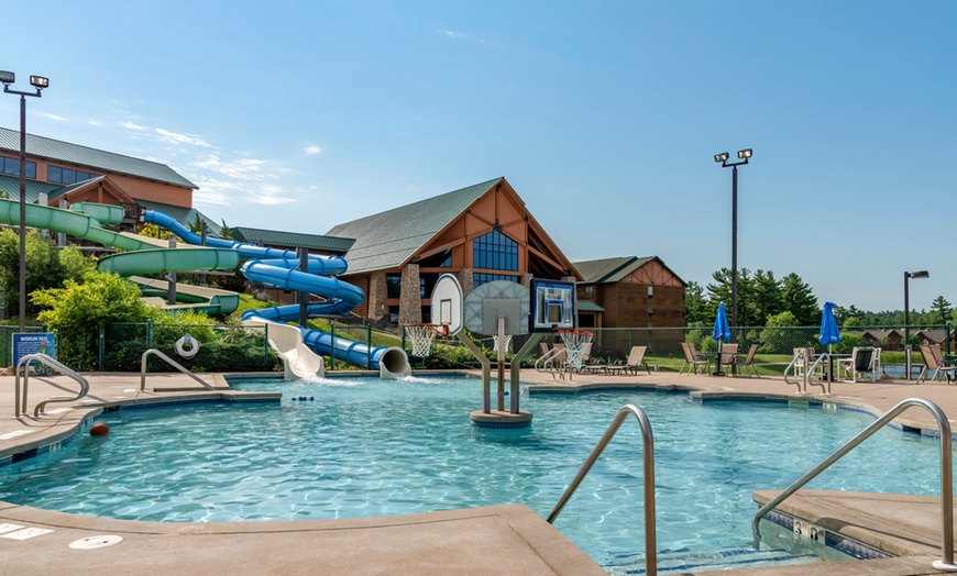 Image 3: Slides, pools & family fun at a Wisconsin waterpark resort