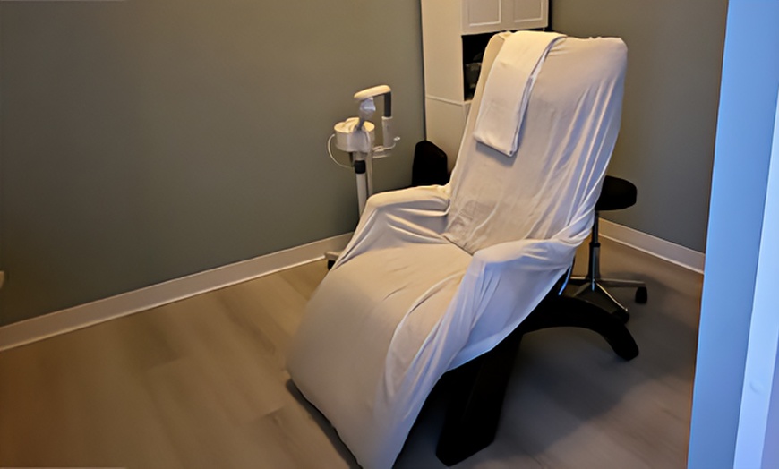 Image 3: 50-Minute Massage w/ Hot Stone & Muscle Therapy w/ Optional Add-Ons