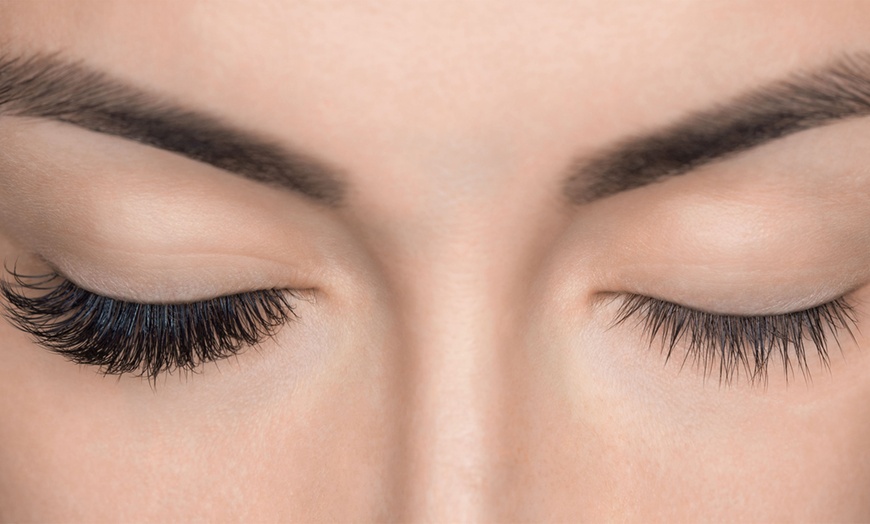 Image 3: Classic, Volume or Extreme Set of Eyelash Extensions with 2 week fill 