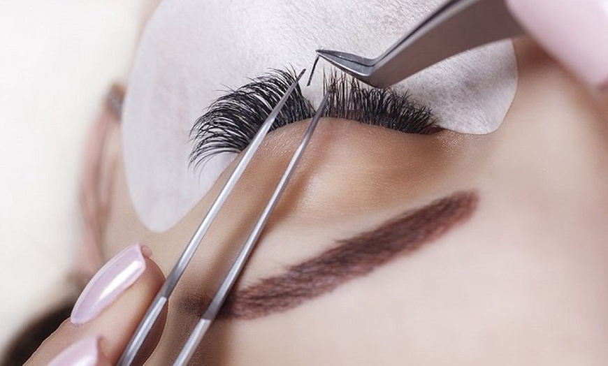 Image 8: Extensiones clásicas pelo a pelo, con diseño, relleno o ambos 