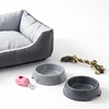 Image 5: Ensemble lit pour chien avec 2 gamelles, jouet en corde et porte-sac 