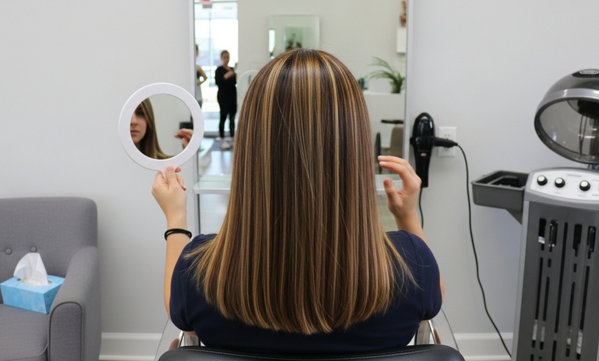 Image 2: Haircut, Shampoo, BlowDry w/w/o Highlight or Keratine Treatment
