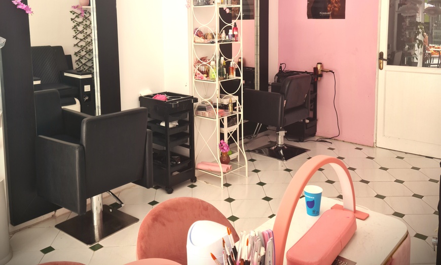 Image 3: 1 sesión de peluquería con lavado, corte y peinado con opción a color