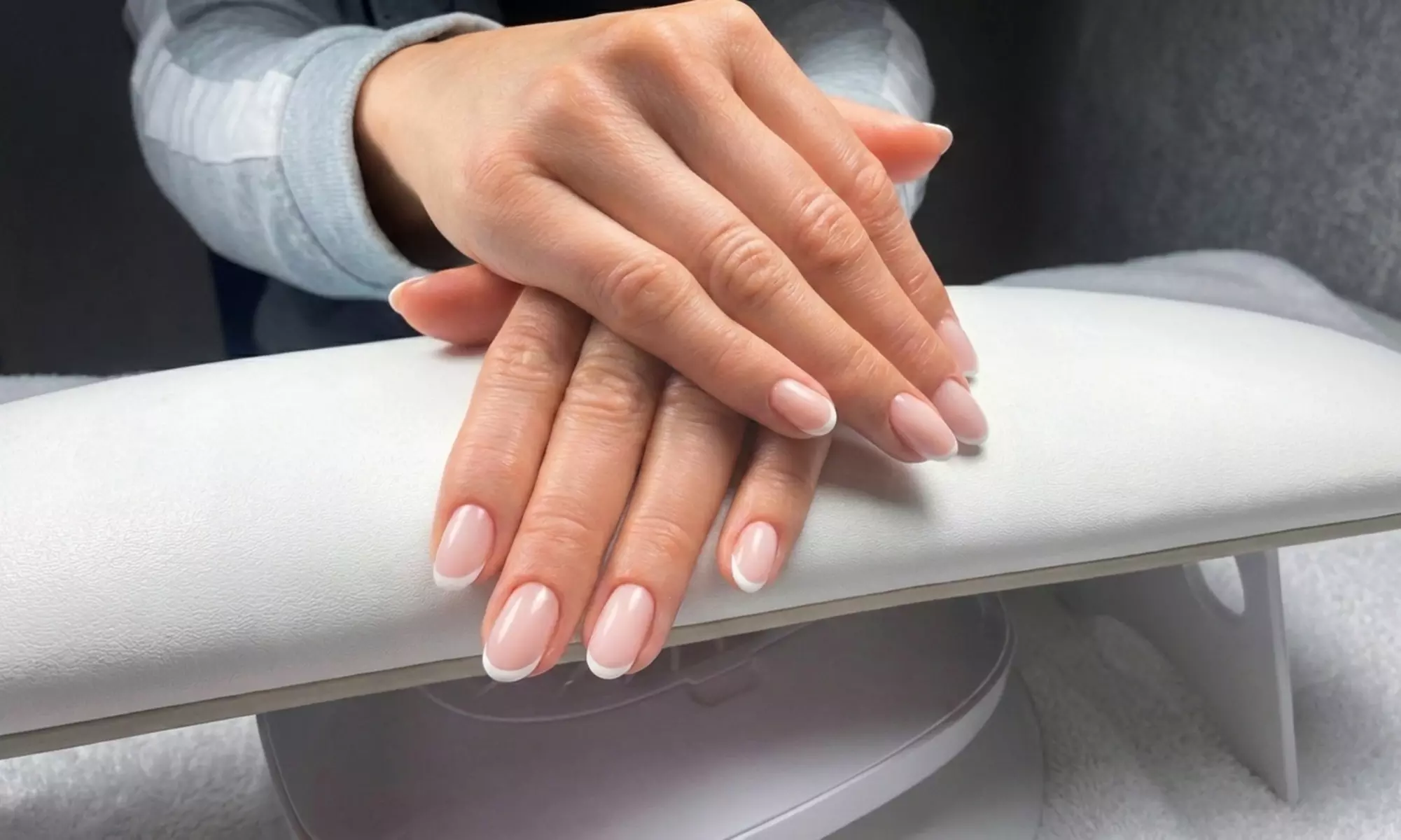 Klassische oder russische Maniküre oder Pediküre mit/ohne Shellack