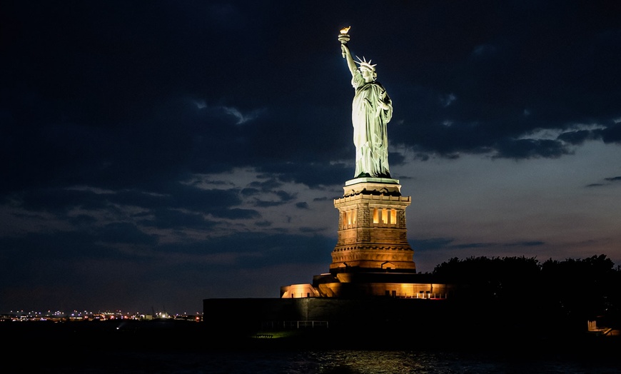 Image 3: NYC City Lights Cruise from TopView Sightseeing 