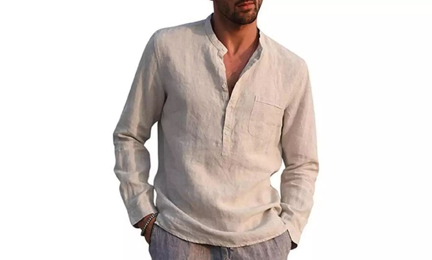 Image 2: Camicia casual con collo a V da uomo
