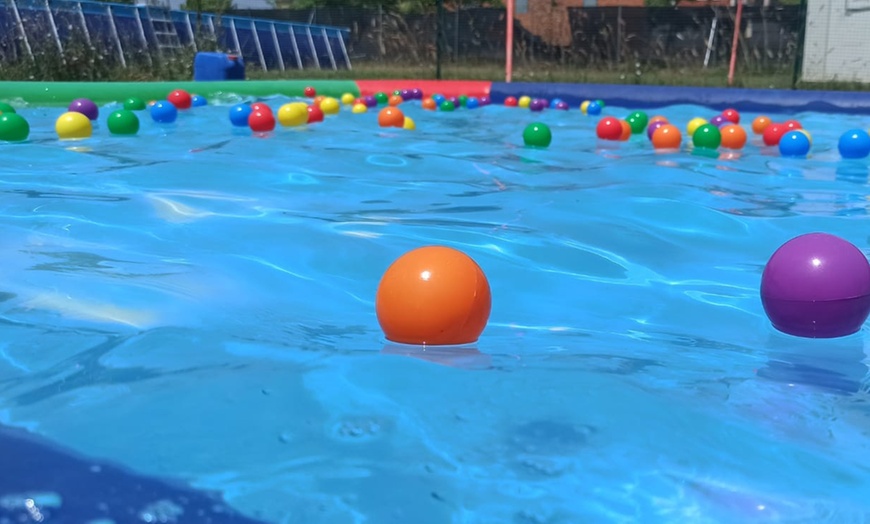 Image 11: Entrada a parque acuático para 2, 4 u 8 niños/adultos y opción a menú