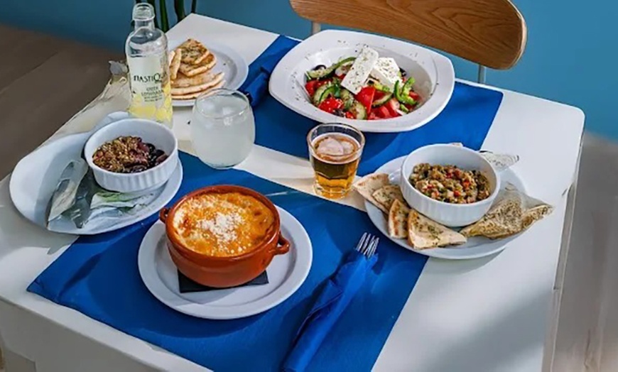 Image 1: Degusta especialidades griegas: menú griego para 2 o 4 personas