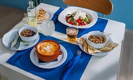 Para 2 personas: menú griego con 2 entrantes 2 principales 2 postres y 2 bebidas