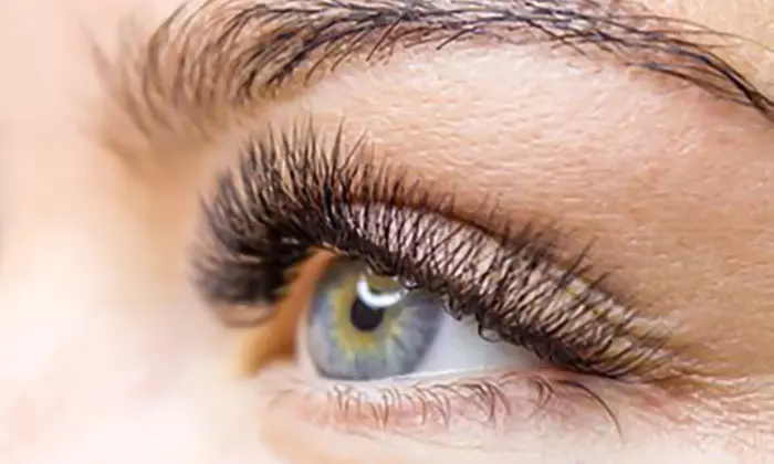 Extensiones de pestañas con opción a diseño y depilación de cejas