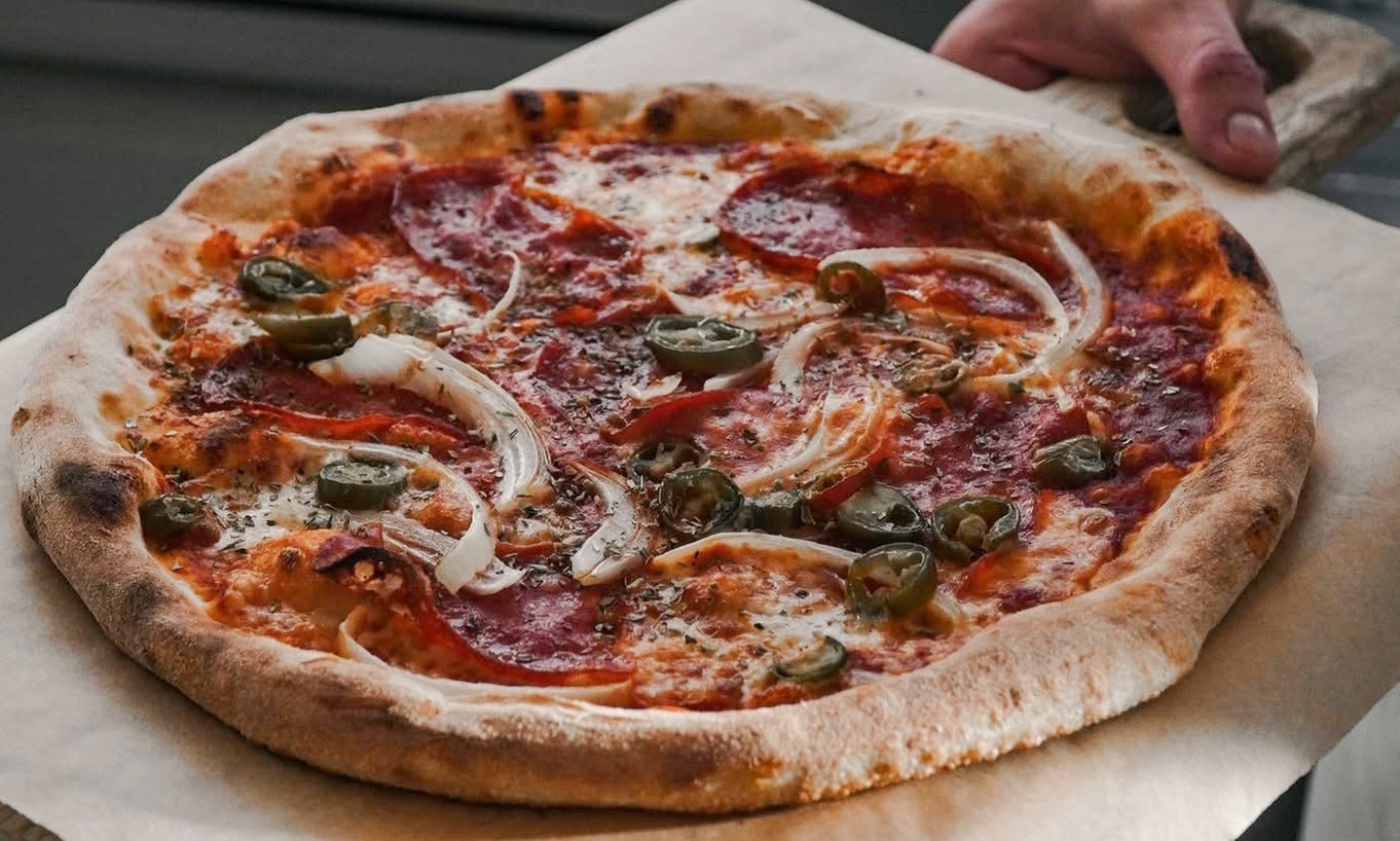 Włoski smak: 1-2 pizze w wersji vege albo mięsnej oraz wybrane napoje