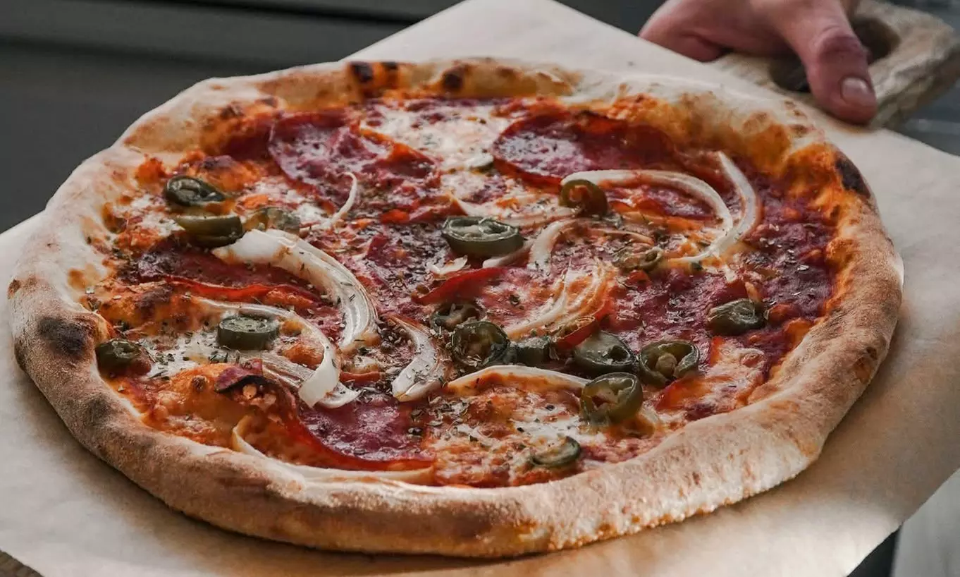 Włoski smak: 1-2 pizze w wersji vege albo mięsnej oraz wybrane napoje