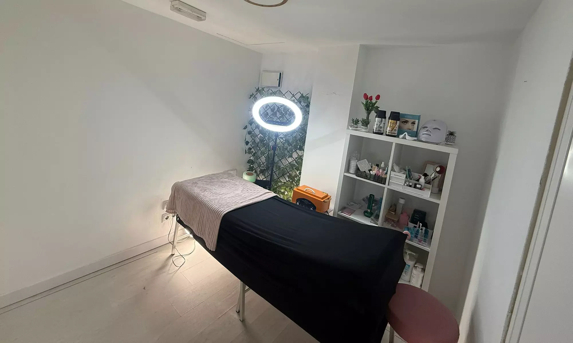 Lifting y tinte de pestañas con opción a diseño y depilación de cejas con hasta un 58% de descuento - Second Medium