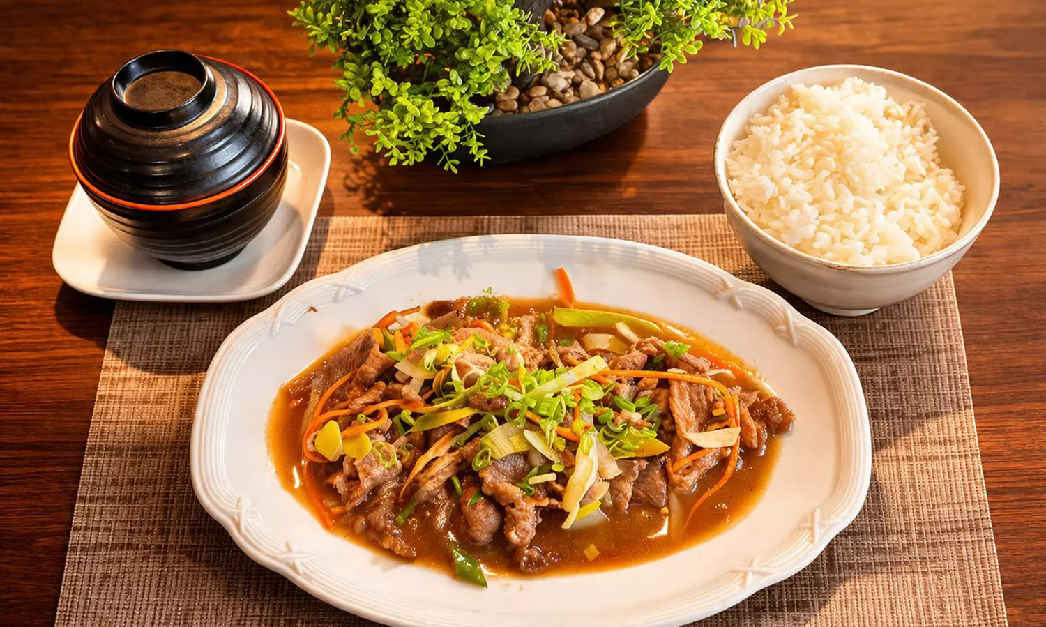 Japanisches Mittagsmenü nach Wahl und Miso-Suppe für 1–2 Personen