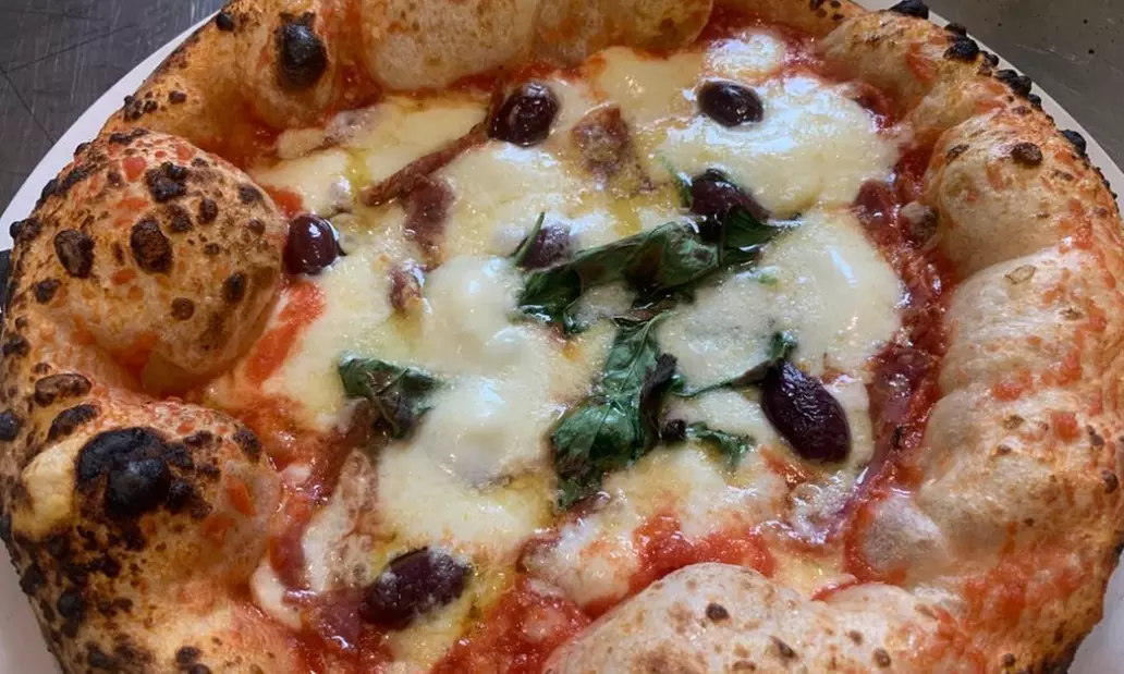 Gourmet Pizza nach Wahl & Bruschetta oder Tiramisu für 2 Personen