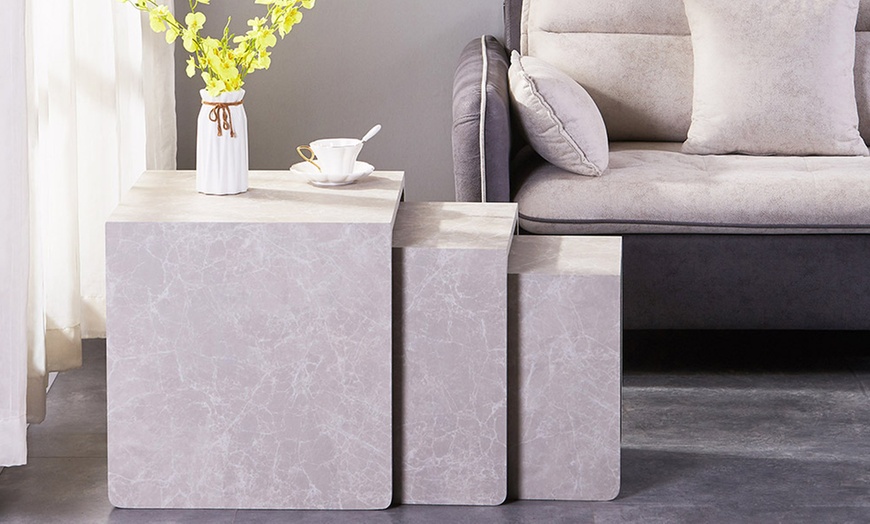 Image 1: Ensemble de 3 tables d’appoint "Irima" avec finition effet marbre