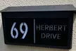 Elegantes Haustürschild aus Acryl mit Solarlicht, Text und Nummer im Design nach Wahl (bis zu 80% sparen) - Second Medium