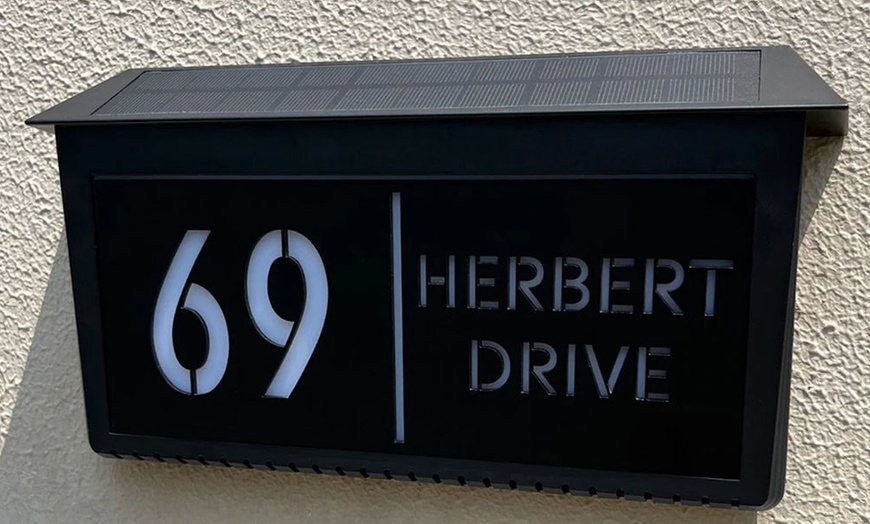 Image 5: Personalisierbares Haustürschild mit Solarlicht, Text und Nummer