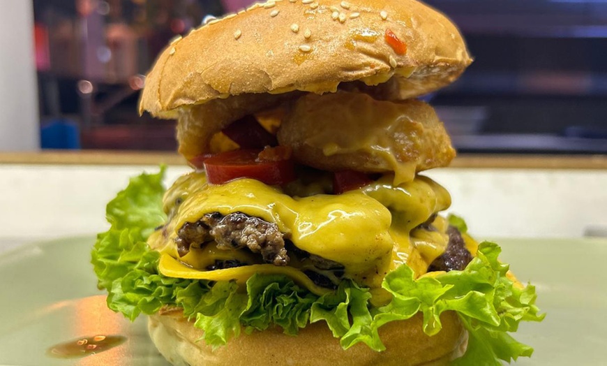 Image 2: Burger nach Wahl & Pommes für 1, 2 oder 4 Personen 