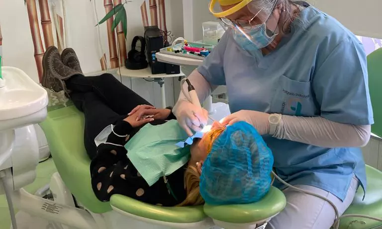 Limpieza bucal con ultrasonidos y blanqueamiento led en Dentales