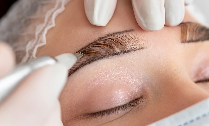 Image 1: Micropigmentación de cejas, pecas o labios con acabado natural