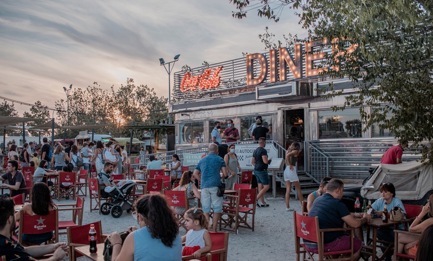 Image 3: Entrada adulto o infantil con cena en Autocine Madrid