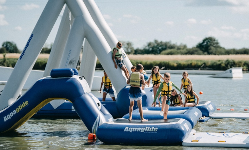 Image 1: Aktywny dzień nad wodą: bilety na pływający plac zabaw i wakeboard