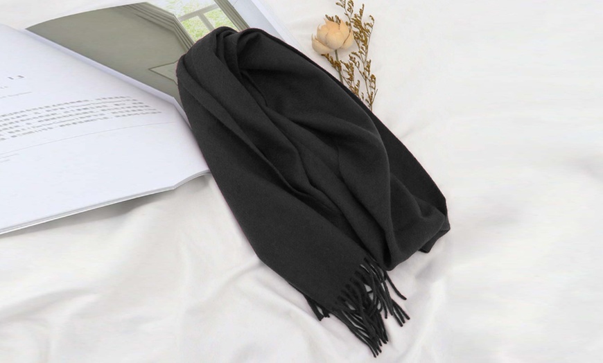 Image 4: Bufanda de lana con flecos